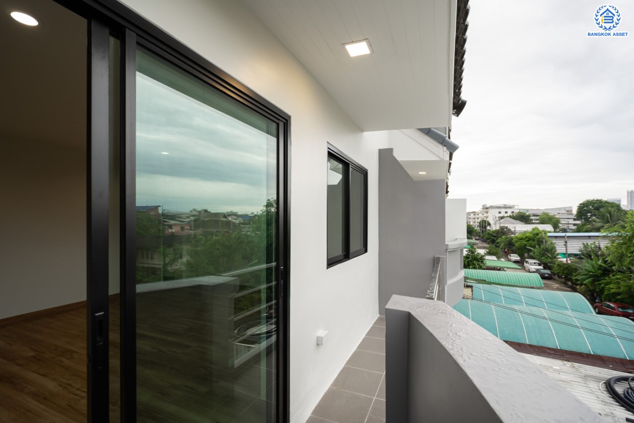 บ้านมือสองตกแต่งใหม่ ดีไซน์สวย ม.บ้านช่อชัยพฤกษ์ จรัญฯ-ปิ่นเกล้า เนื้อที่ 30.6 ตร.ว. ฟังก์ชัน 3 ห้องนอน 3 ห้องน้ำ จอดรถได้ 2 คัน รองรับทุกกิจกรรม บนทำเลเชื่อมต่อหลายเส้นทาง ใกล้จุดขึ้นทางด่วน "ศรีรัช" และรถไฟฟ้าสายสีแดง "สถานีบางบำหรุ"